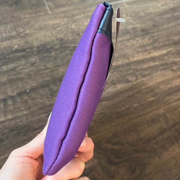 United Airlines x Away Travel Amenity Kit Purple Zip Pouch Travel Bag Neoprene - Picture 5 of 10